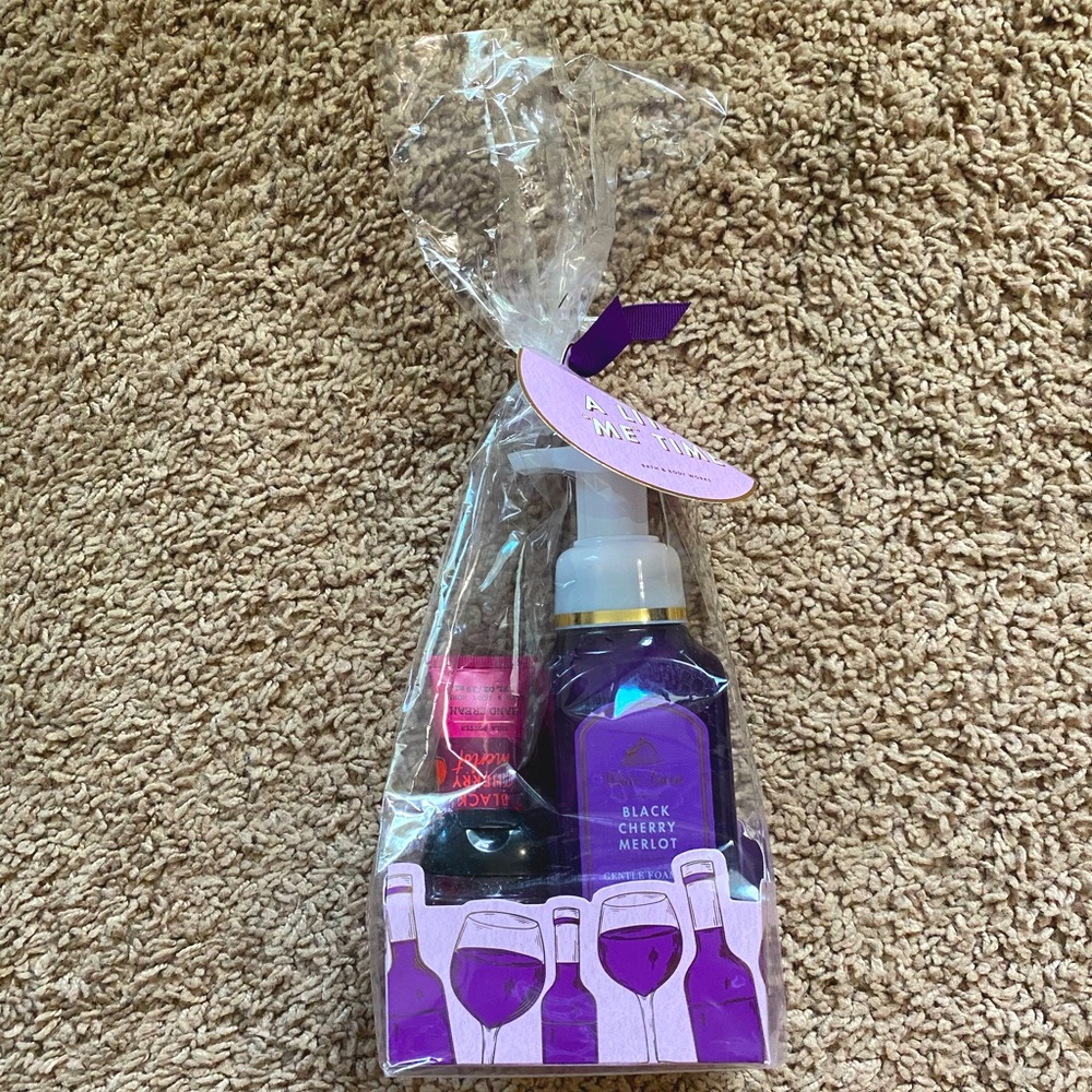 White barn bath and body works gift set!